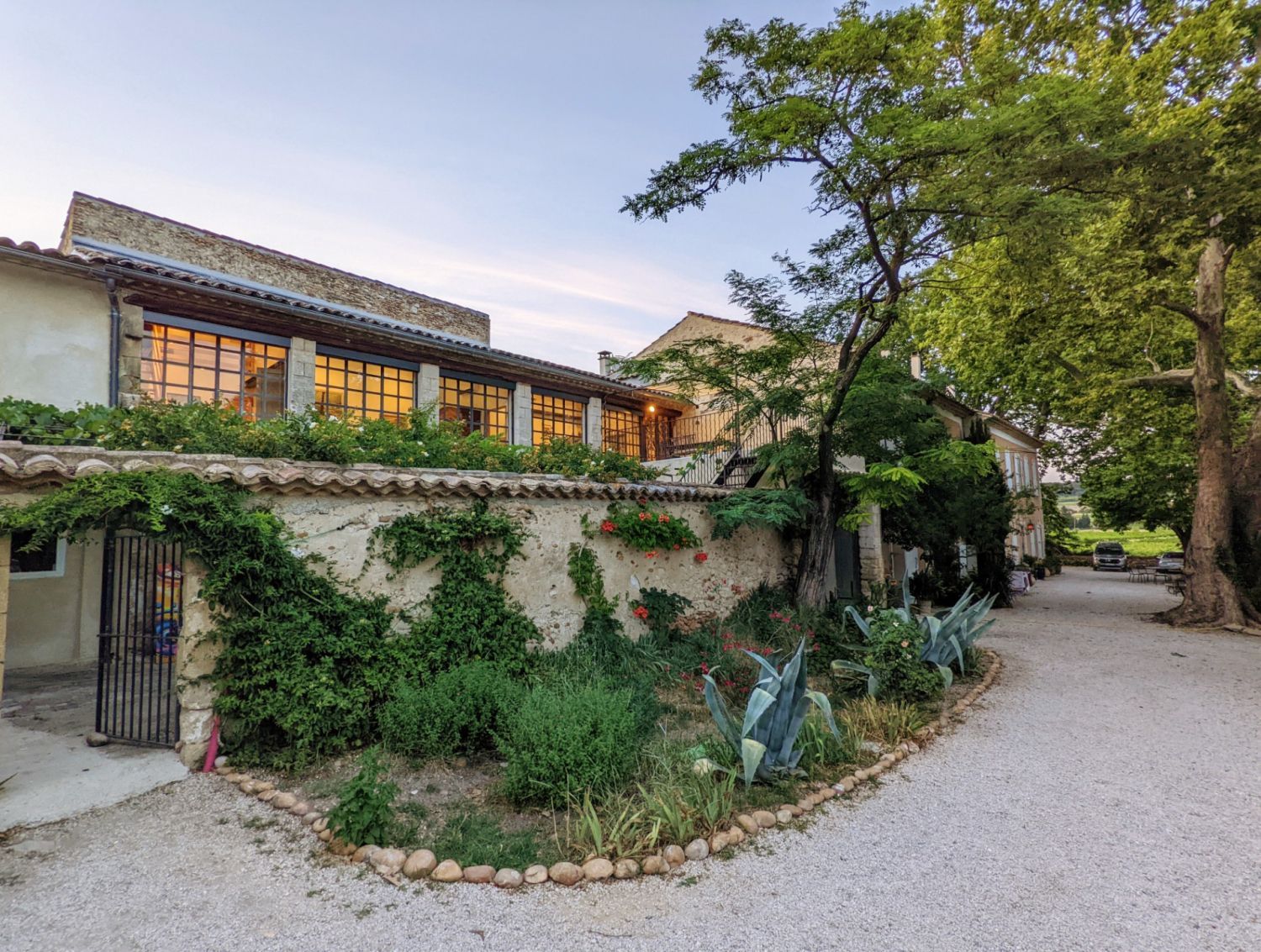 Mas provençal du 18ème siècle avec chapelle et vignes