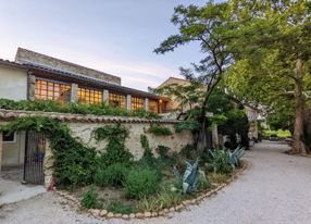 18th century Provençal farmhouse with chapel and vineyards