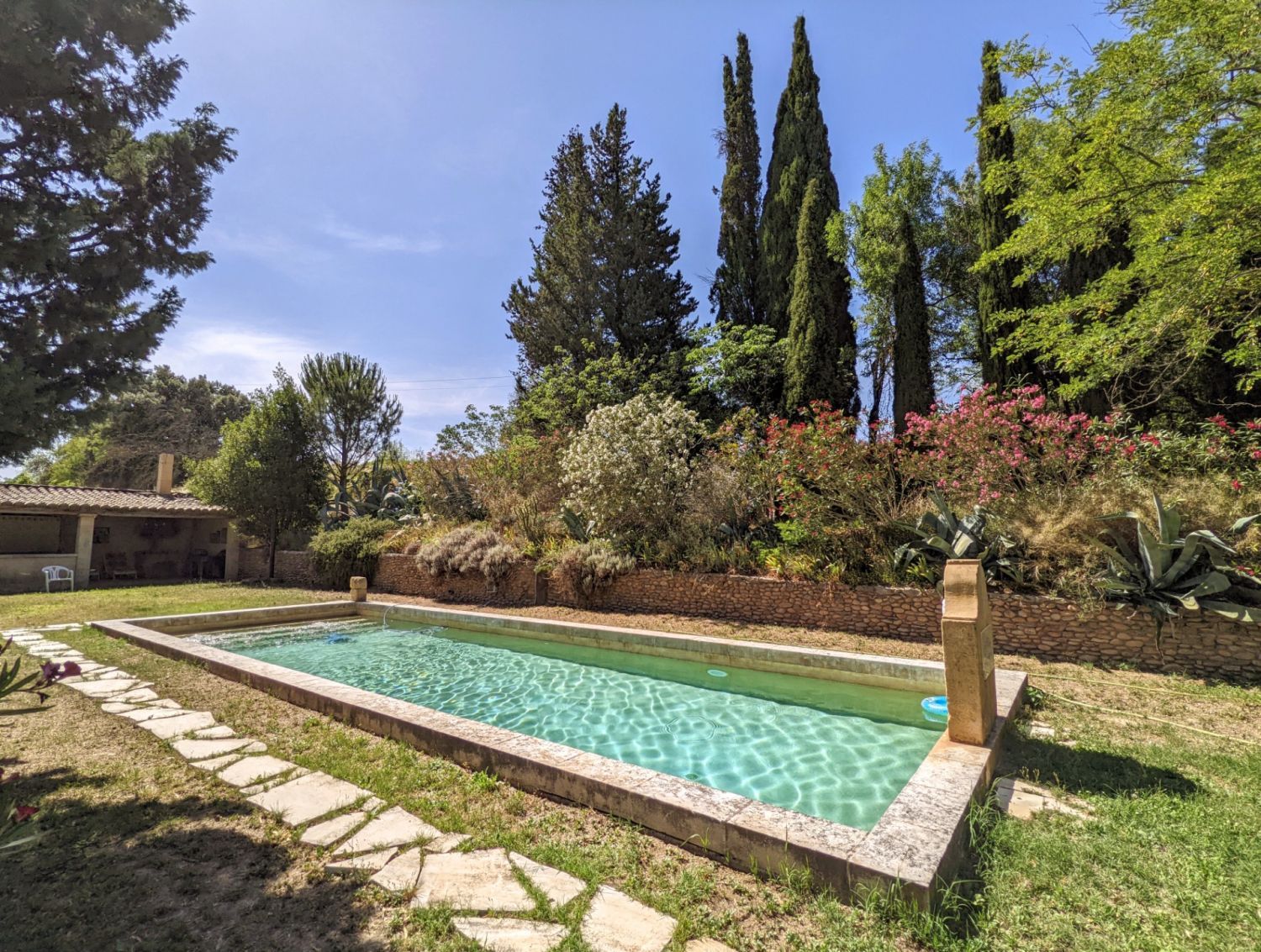 Mas provençal du 18ème siècle avec chapelle et vignes