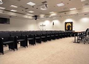 An Auditorium for your 100-people meetings