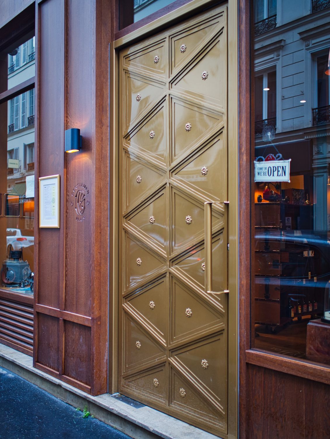 Luxury Barber & Speakeasy Bar in Paris | Timeless Gentleman's Retreat