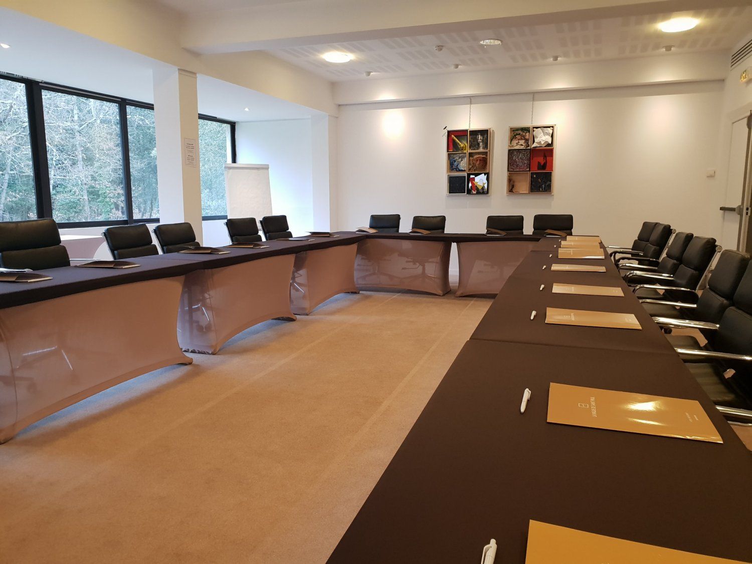 Salle de réunion avec vue sur la forêt