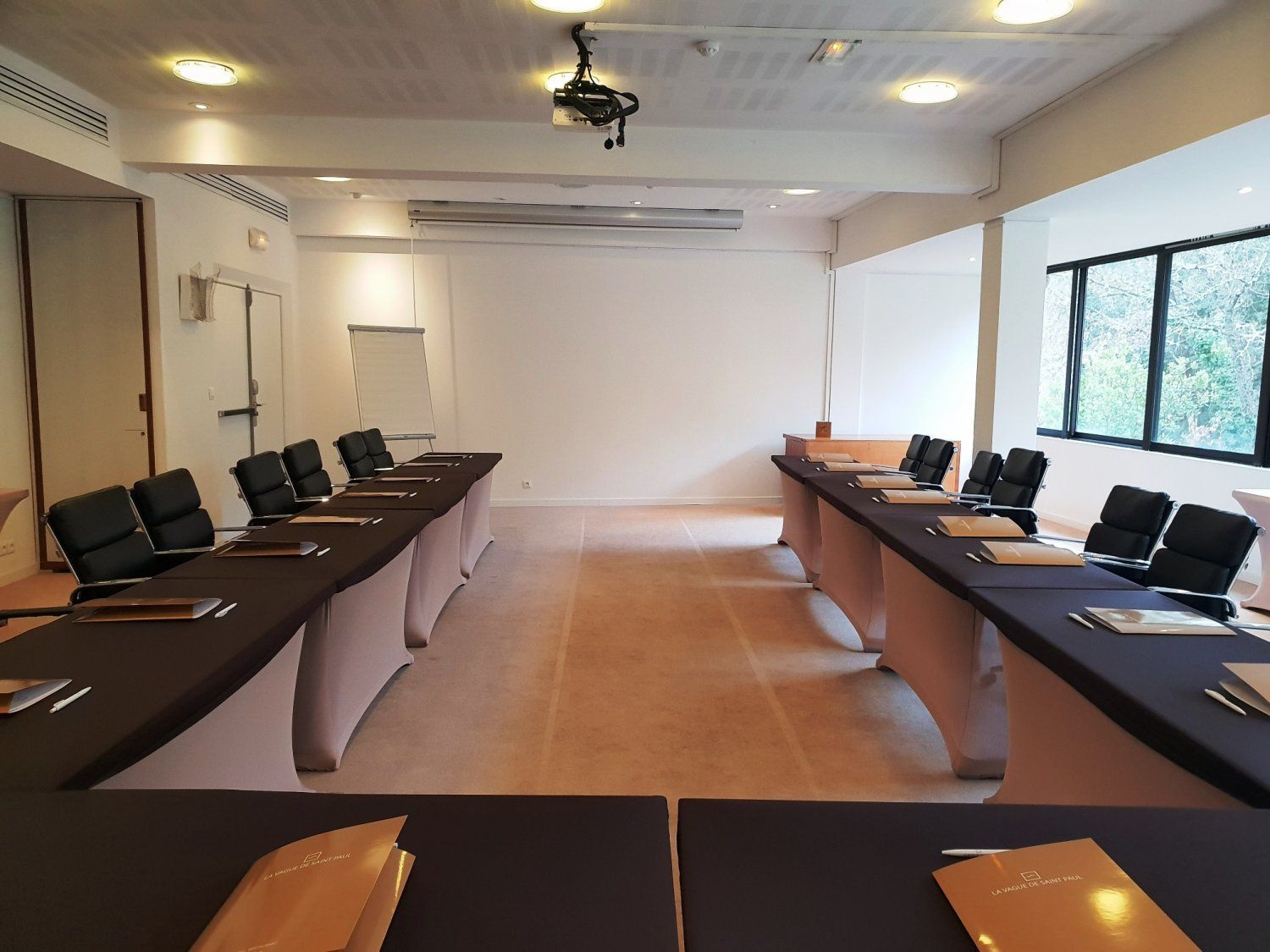 Salle de réunion avec vue sur la forêt