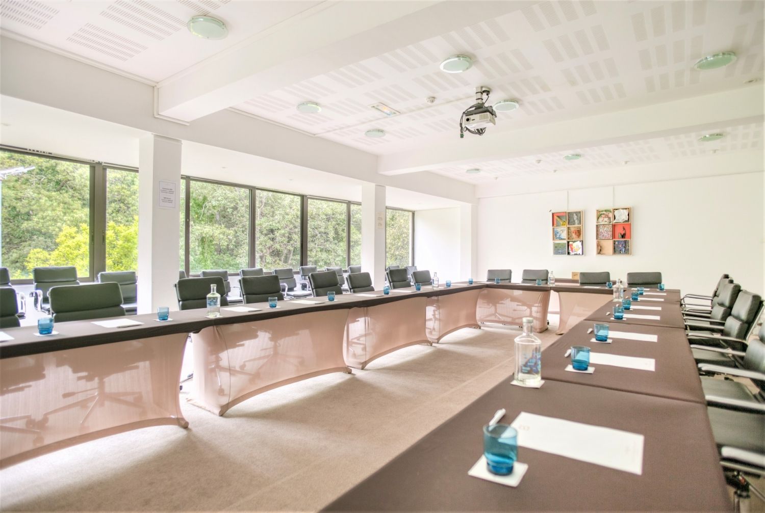 Salle de réunion avec vue sur la forêt