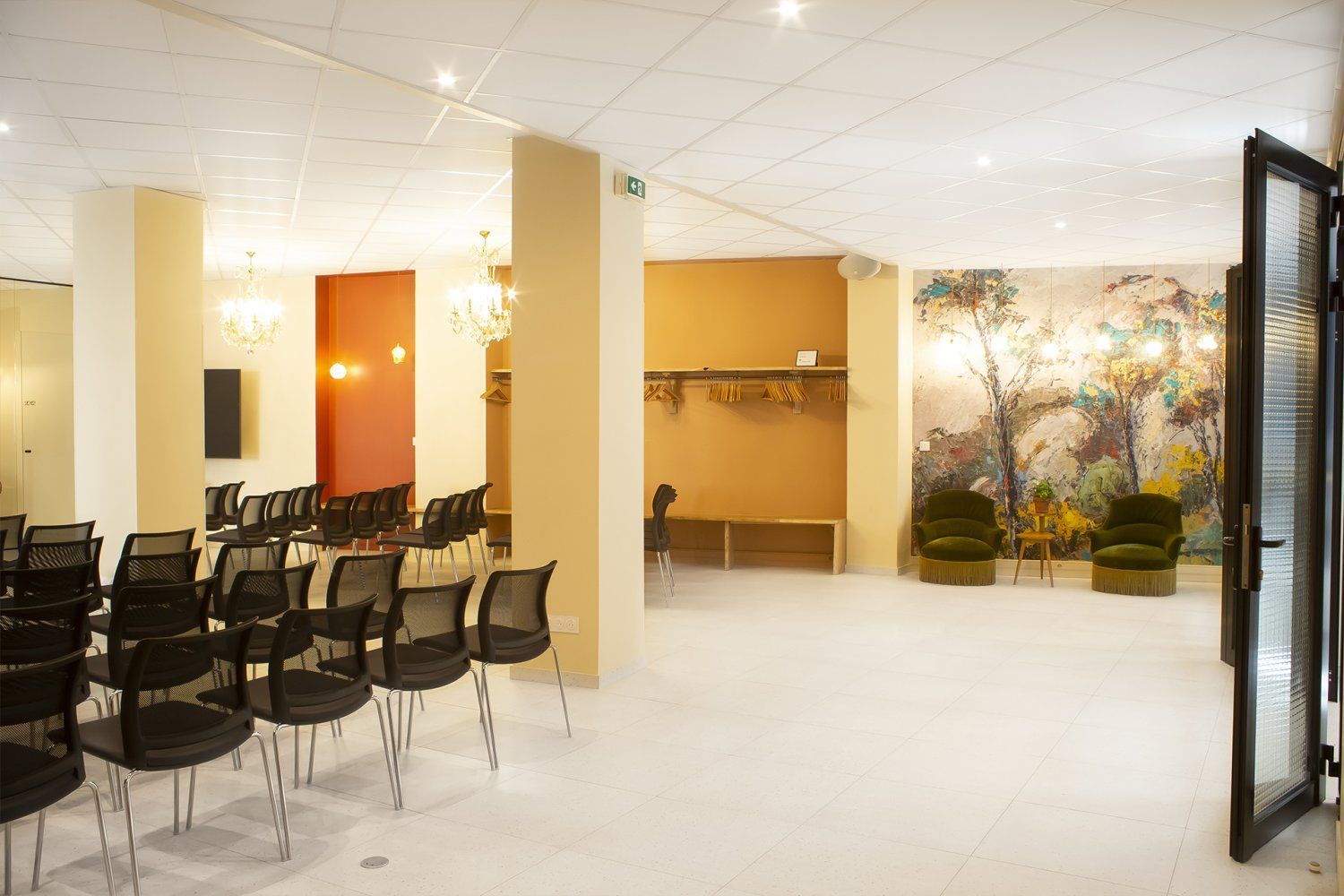 Large Event Room in Paris with Natural Light and High Ceiling