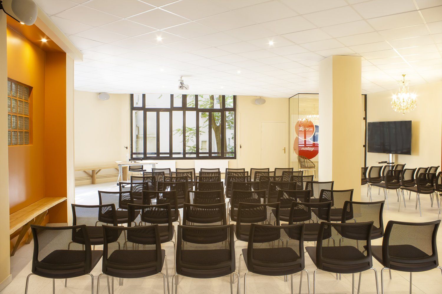 Large Event Room in Paris with Natural Light and High Ceiling