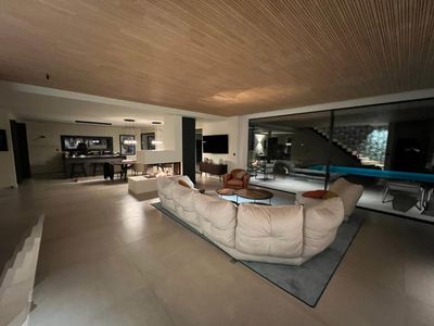 Villa with flat land, swimming pool and nightclub