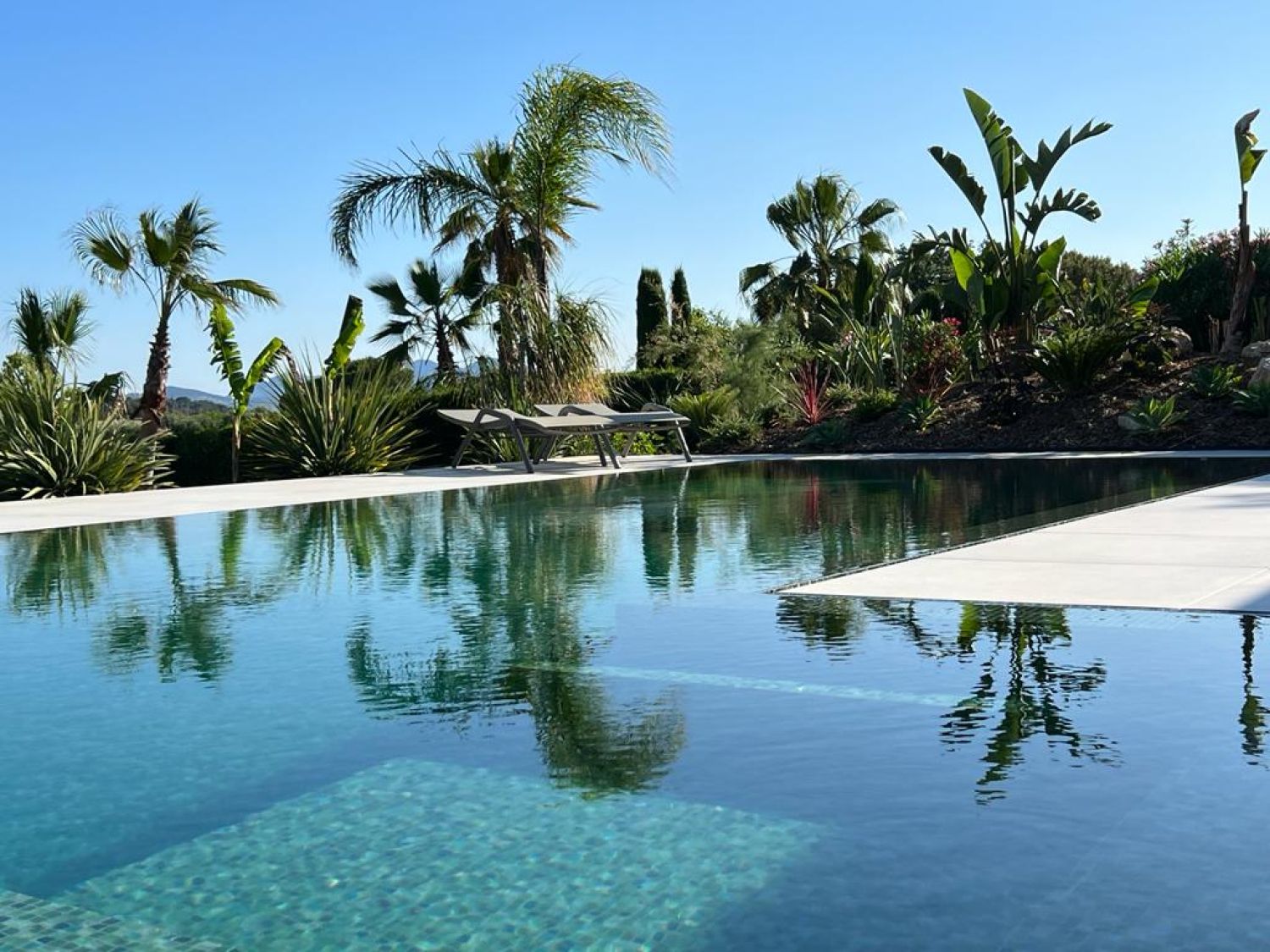 Villa with flat land, swimming pool and nightclub