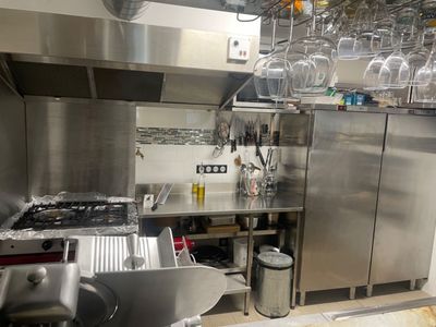 Terrasse et jardin provençale avec piscine et cuisine professionnelle