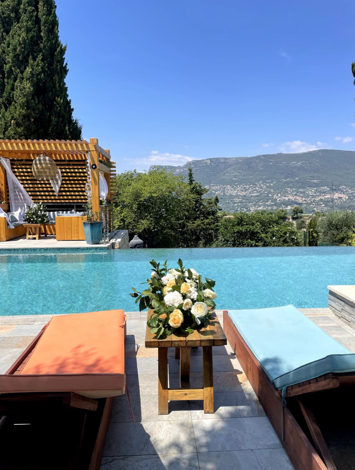 Terrasse et jardin provençale avec piscine et cuisine professionnelle