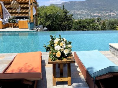 Terrasse et jardin provençale avec piscine et cuisine professionnelle