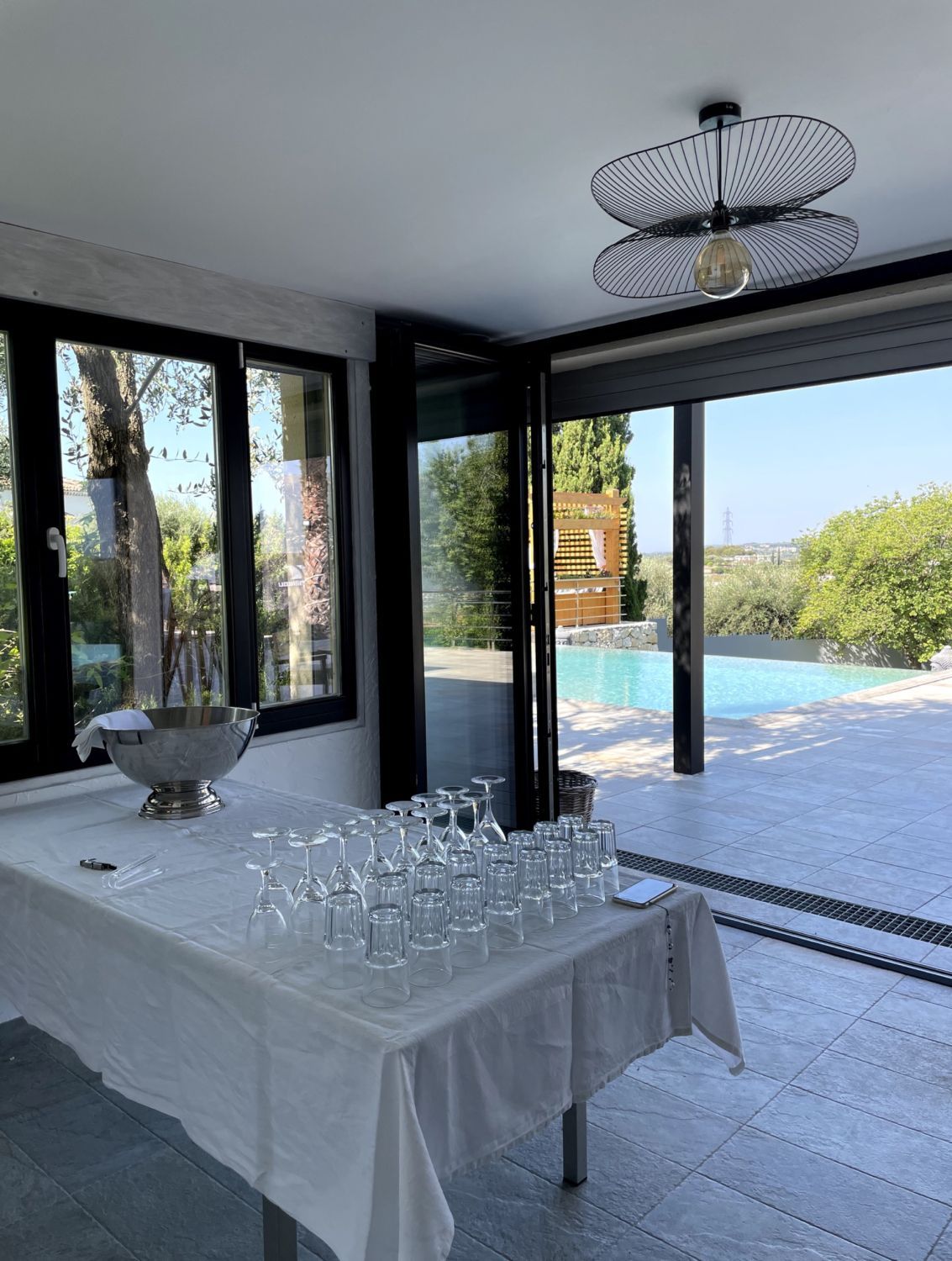 Terrasse et jardin provençale avec piscine et cuisine professionnelle