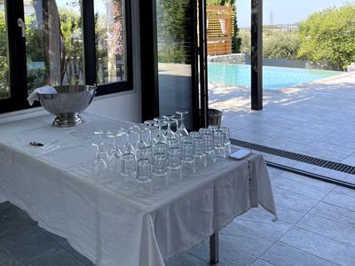 Terrasse et jardin provençale avec piscine et cuisine professionnelle