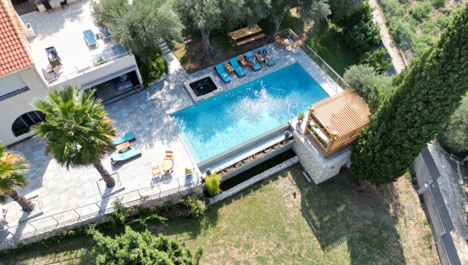 Terrasse et jardin provençale avec piscine et cuisine professionnelle