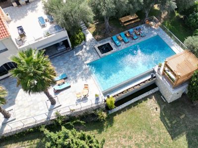 Terrasse et jardin provençale avec piscine et cuisine professionnelle