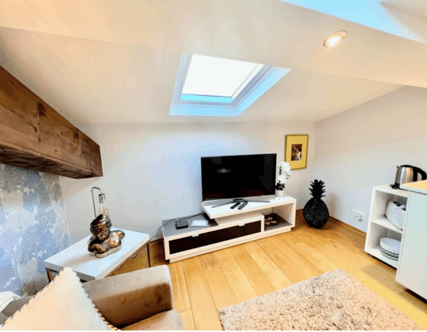 1-Bedroom Cannes Apartment – Events up to 10 Guests
