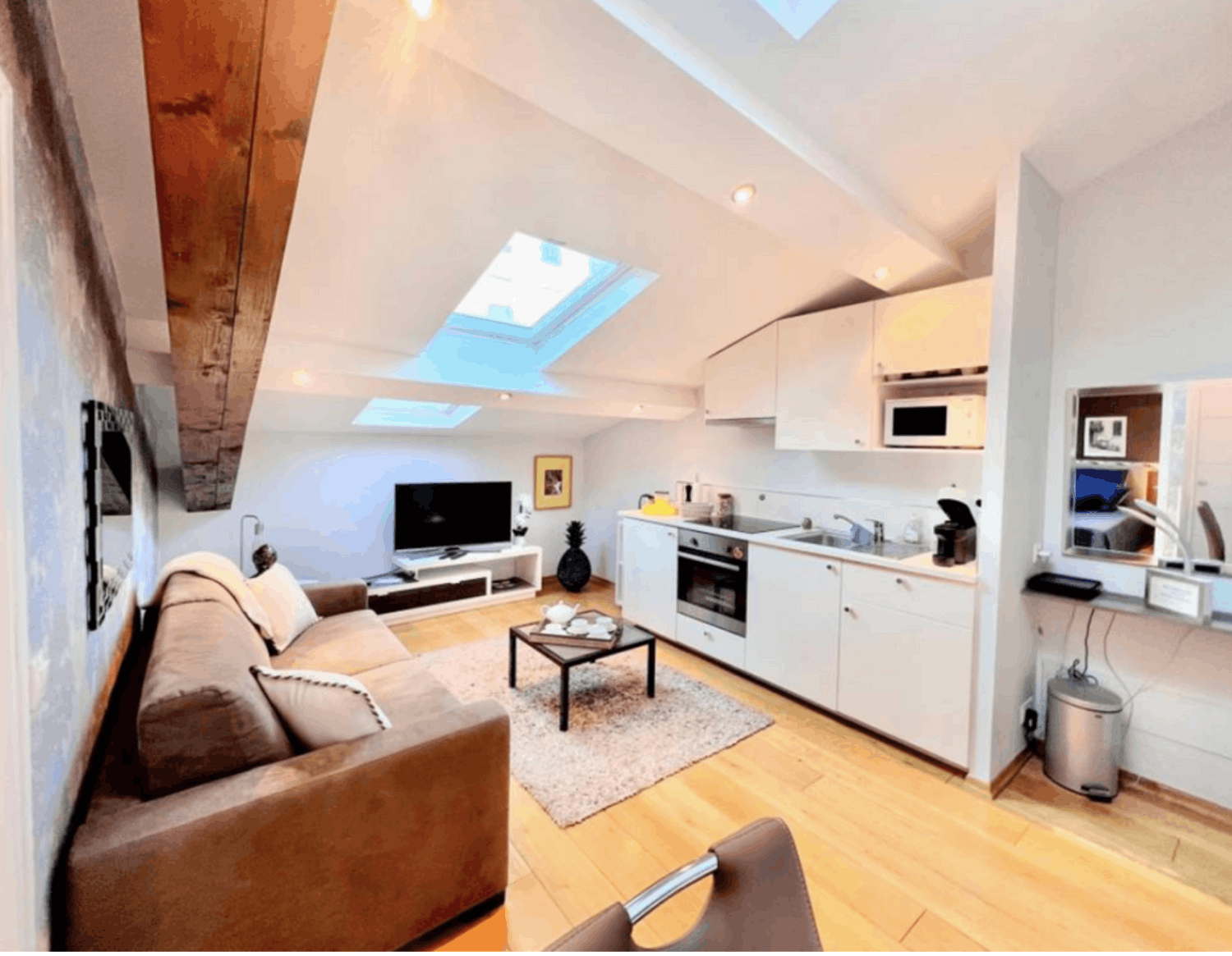 1-Bedroom Cannes Apartment – Events up to 10 Guests