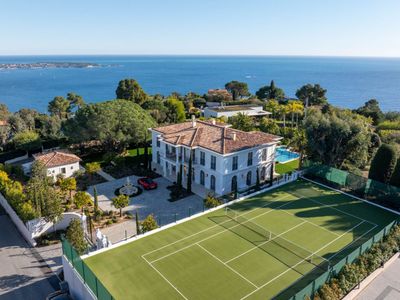 Sumptuous Florentine-style villa