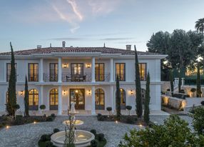 Sumptuous Florentine style villa