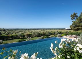 Charming villa in the heart of a 240 hectare olive estate