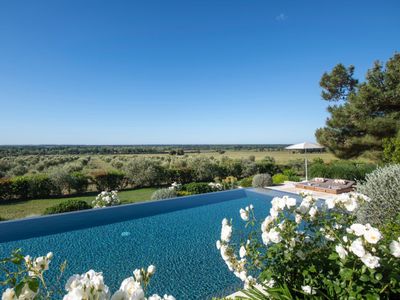 Domaine dans les Alpilles : Salle de Réception au Cœur des Oliviers