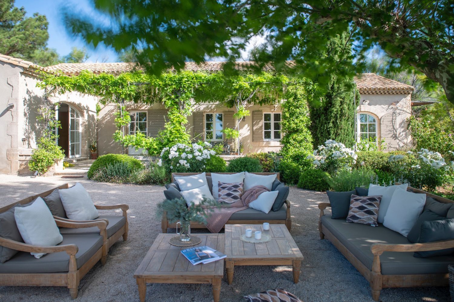 Domaine dans les Alpilles : Salle de Réception au Cœur des Oliviers