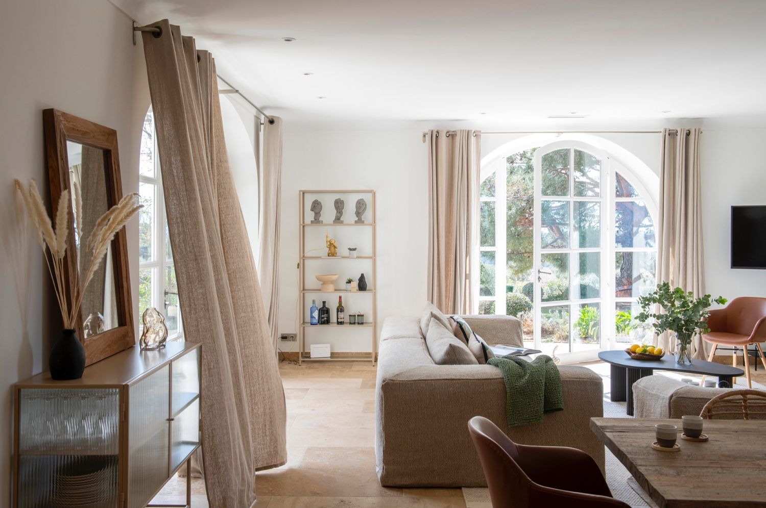 Domaine dans les Alpilles : Salle de Réception au Cœur des Oliviers