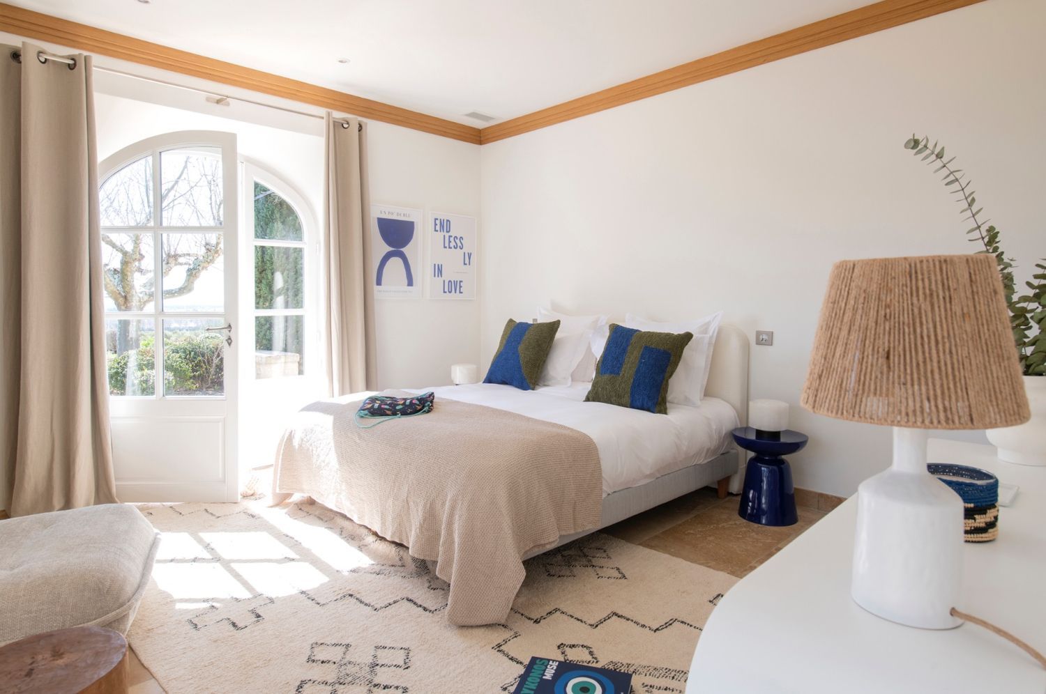 Domaine dans les Alpilles : Salle de Réception au Cœur des Oliviers