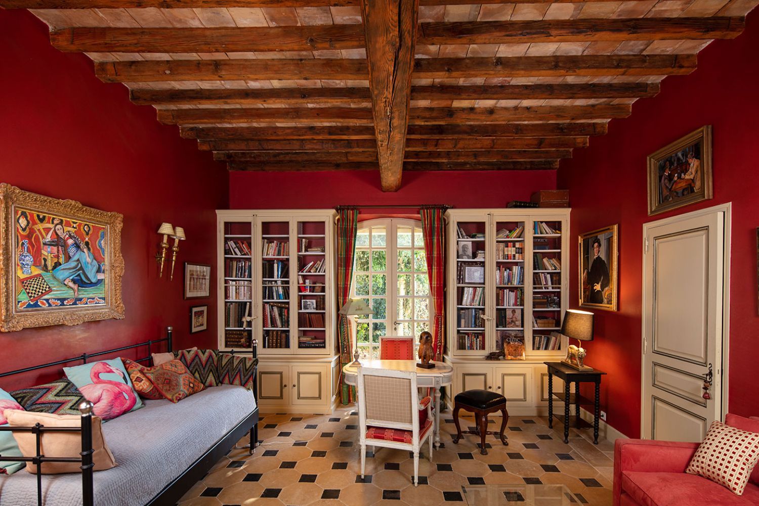Equestrian estate with several luxurious gîtes, a swimming pool and a park 