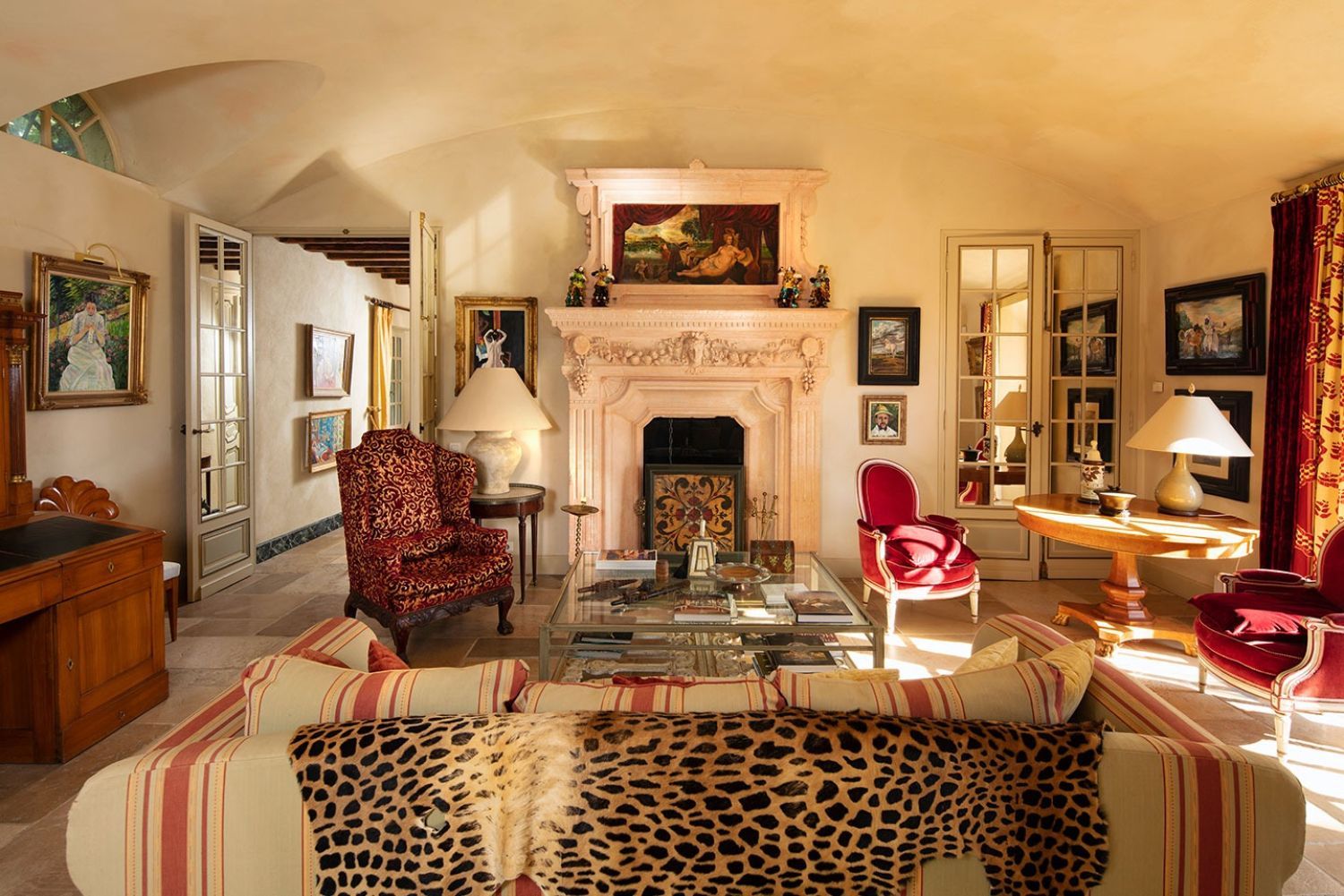 Equestrian estate with several luxurious gîtes, a swimming pool and a park 