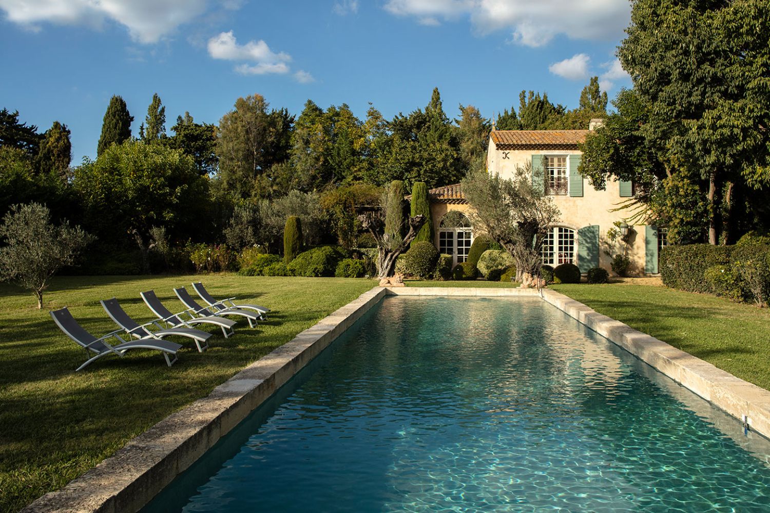 Equestrian estate with several luxurious gîtes, a swimming pool and a park 