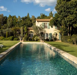 Equestrian estate with several luxurious gîtes, a swimming pool and a park 