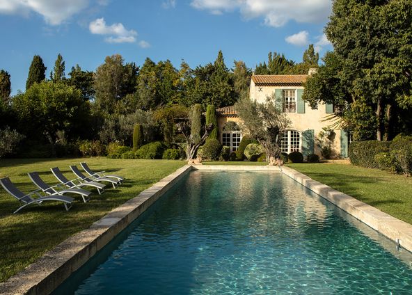 Equestrian estate with several luxurious gîtes, a swimming pool and a park 