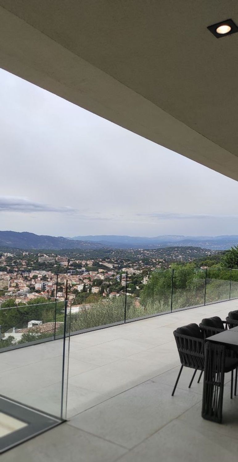 Villa avec vue mer panoramique à Super Cannes – Pour événements de luxe