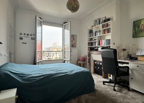 Haussmannian apartment on the top floor with beautiful views of Paris and Issy