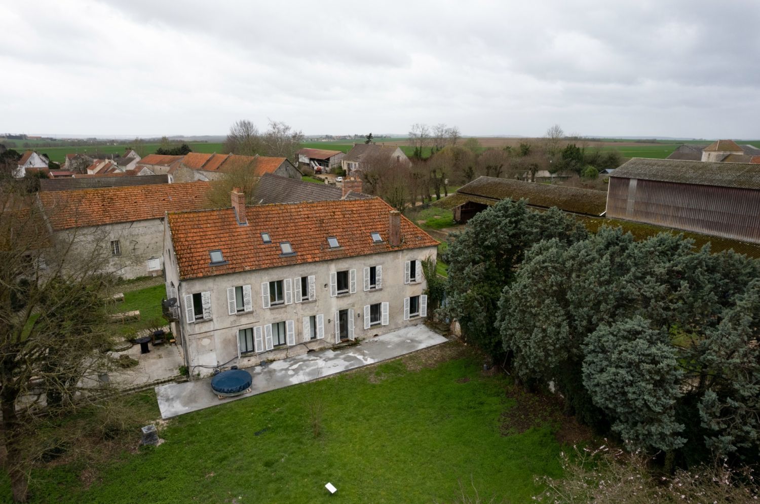 700 m² farm located 45 min from Paris