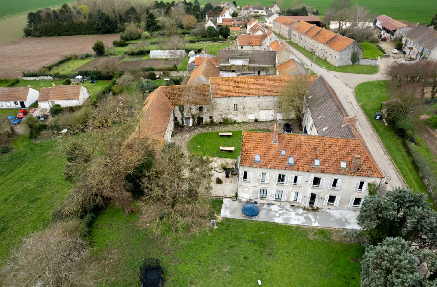 700 m² farm located 45 min from Paris