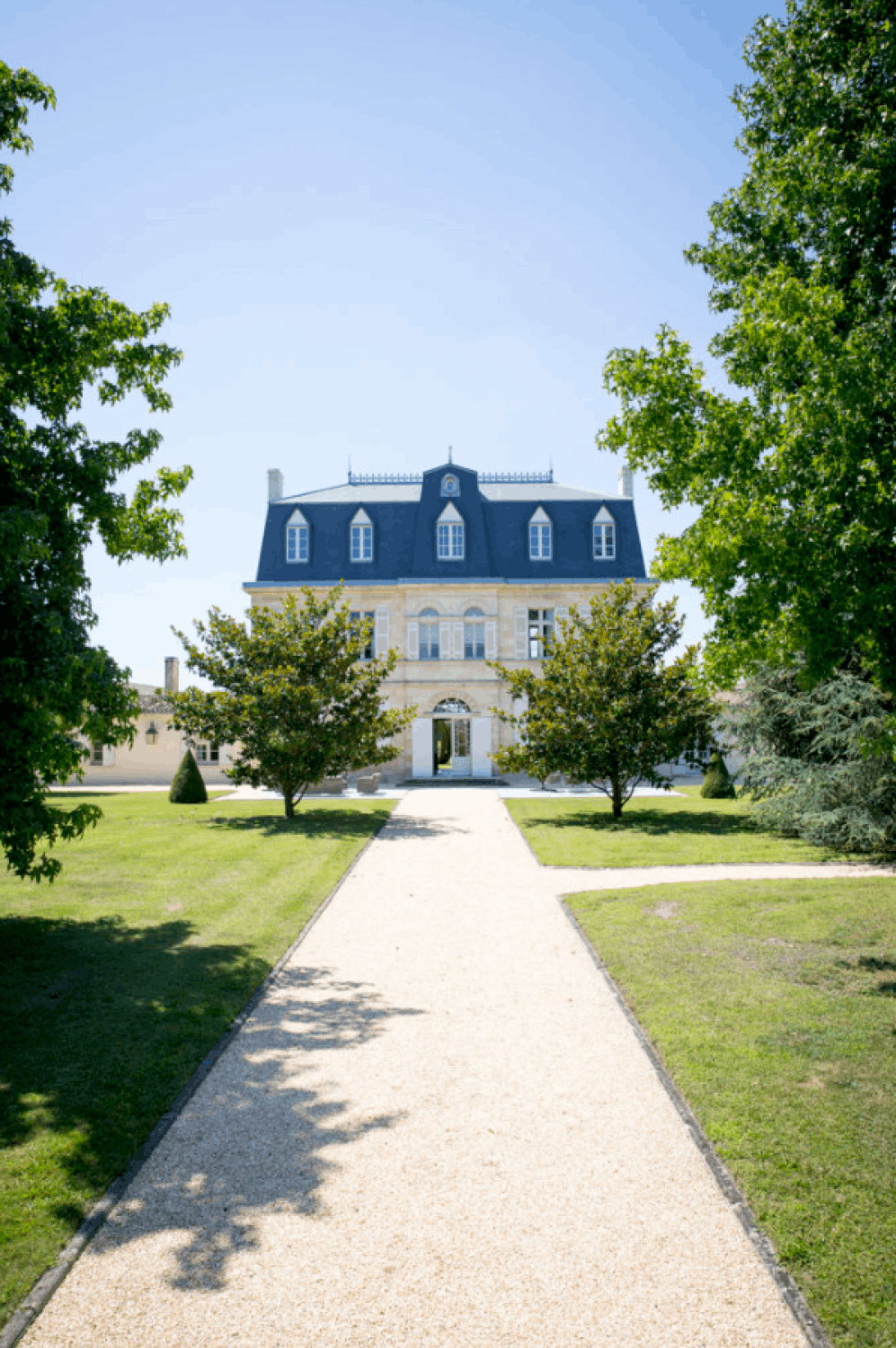 19th-century château with reception room and exceptional amenities