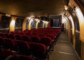 Barge with a view of Notre-Dame de Paris (Theater)