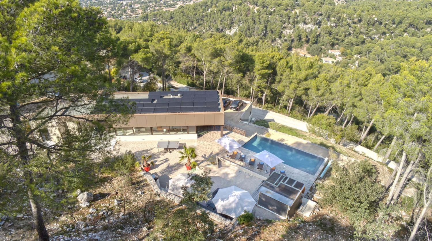 Villa with an infinity pool and a rooftop jacuzzi