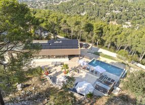 Villa with an infinity pool and a rooftop jacuzzi