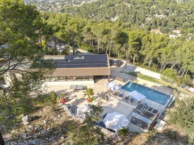 Villa avec piscine à débordement et jacuzzi rooftop