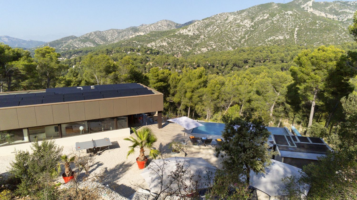 Villa with an infinity pool and a rooftop jacuzzi
