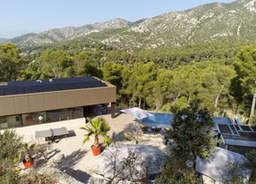 Villa with an infinity pool and a rooftop jacuzzi