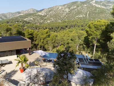 Villa avec piscine à débordement et jacuzzi rooftop