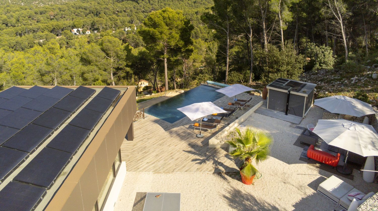 Villa with an infinity pool and a rooftop jacuzzi