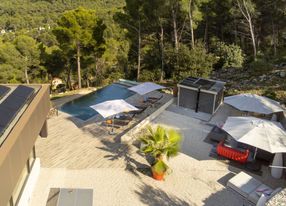 Villa with an infinity pool and a rooftop jacuzzi