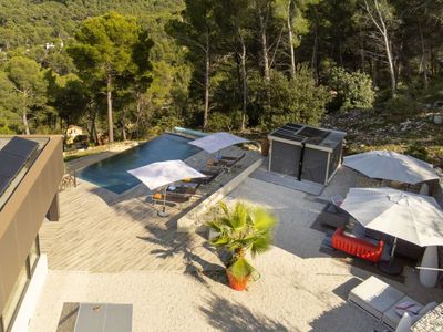 Villa avec piscine à débordement et jacuzzi rooftop