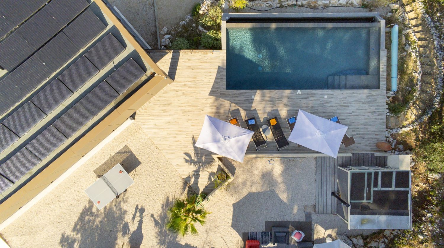 Villa with an infinity pool and a rooftop jacuzzi