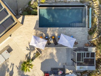 Villa avec piscine à débordement et jacuzzi rooftop